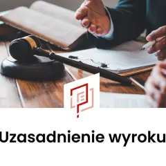 Sądowy młotek, waga sprawiedliwości i prawnicy analizujący dokumenty. Wniosek o uzasadnienie wyroku w toku.