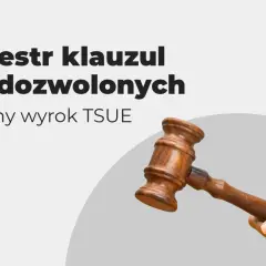 Rejestr klauzul niedozwolonych. Ważny wyrok TSUE. Dłoń trzyma młotek sędziowski, symbolizujący sprawiedliwość i walkę z klauzulami abuzywnymi.