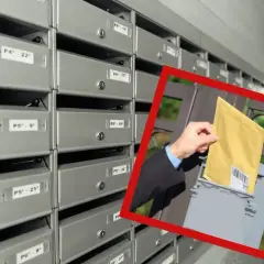 Rząd skrytek pocztowych. W kadrze dłoń wkłada żółtą kopertę do skrzynki. To może być awizo, co to jest?
