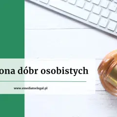 Ochrona dóbr osobistych, zgodnie z art. 23 KC, to podstawa prawna. Widoczny młotek sędziowski i klawiatura symbolizują prawo i technologię.