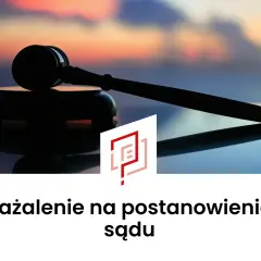 Młotek sędziowski na tle zachodzącego słońca. Tekst: Zażalenie na postanowienie sądu.