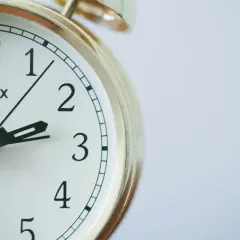 Złoty budzik Timex pokazuje 1:45. Czas ucieka, zbliża się przedawnienie.