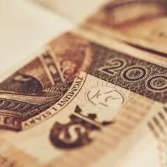 Zbliżenie na banknot 200 zł. Detale ukazują portret i cyfry, sugerując potencjalny misselling w transakcji finansowej.