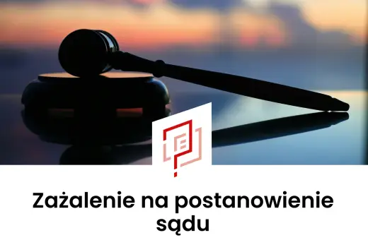 Młotek sędziowski na tle zachodzącego słońca. Tekst: Zażalenie na postanowienie sądu.