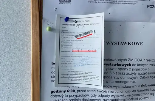 Awizo z sądu: zawiadomienie o powtórnym doręczeniu przesyłki poleconej, adresowanej do konkretnej osoby, z informacją o terminie odbioru.