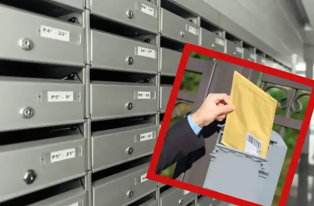 Rząd skrytek pocztowych. W kadrze dłoń wkłada żółtą kopertę do skrzynki. To może być awizo, co to jest?