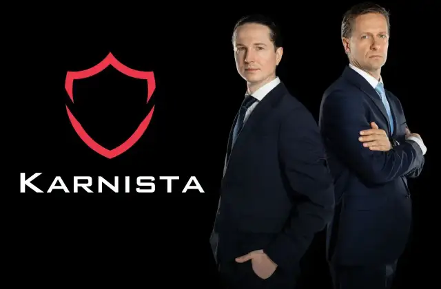 Dwóch mężczyzn w garniturach obok logo "KARNISTA" na czarnym tle.