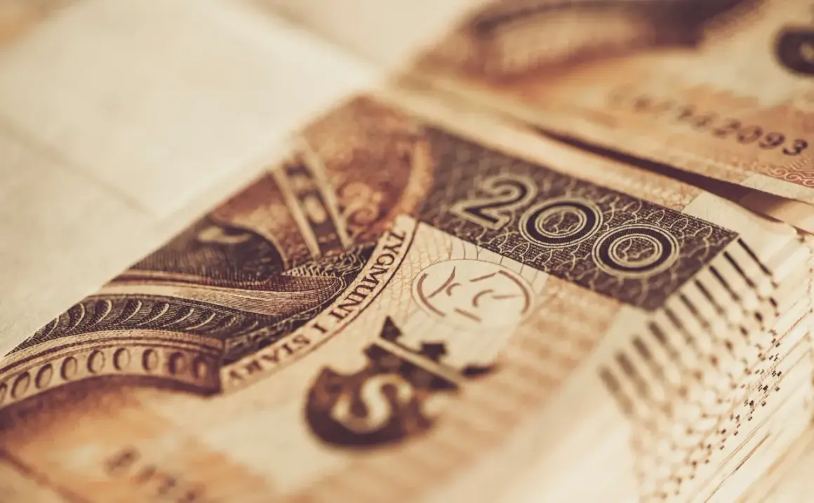 Zbliżenie na banknot 200 zł. Detale ukazują portret i cyfry, sugerując potencjalny misselling w transakcji finansowej.